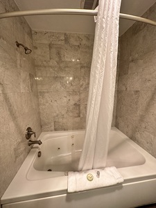 Ocean Front Double Queen Suite with Jetted Tub Photo 6