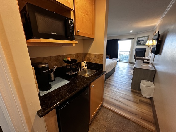 Ocean Front King Suite with Jetted Tub Photo 4