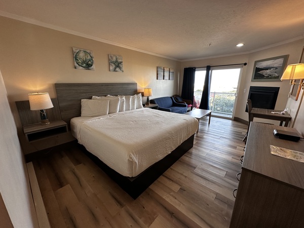 Ocean Front King Suite with Jetted Tub Photo 2