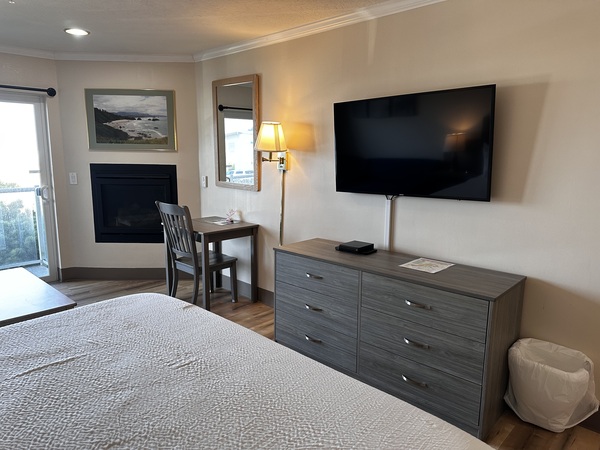 Ocean Front King Suite with Jetted Tub Photo 3